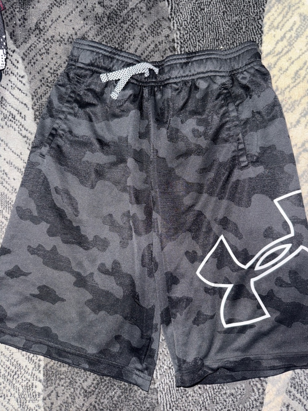 Boys Under Armour Black Camo Athletic Shorts Large